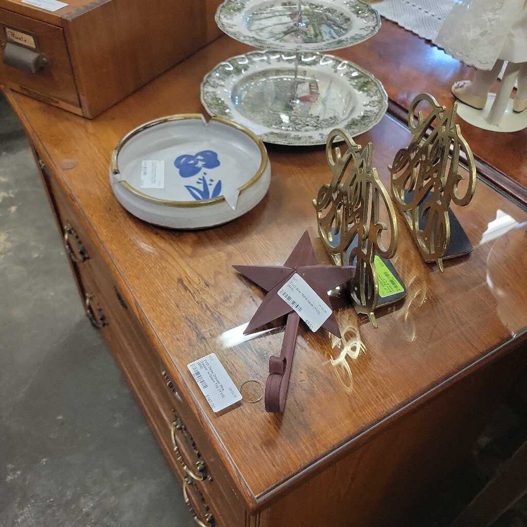 Three Drawer Pine Dresser w/Glass Top (YVO) (604)