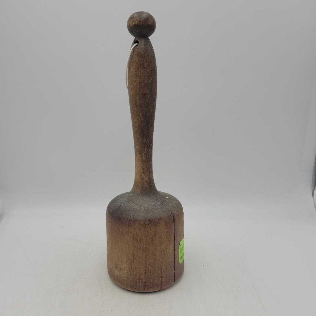 Primitive wooden Pounder (us2)