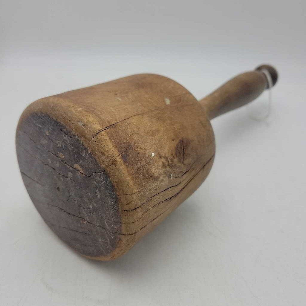 Primitive wooden Pounder (us2)