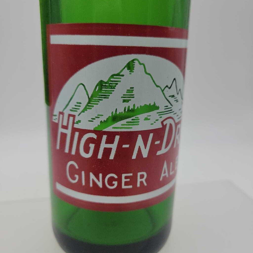 High N Dry Ginger ale bottle Moose Jaw Sask (JEF) 10 oz