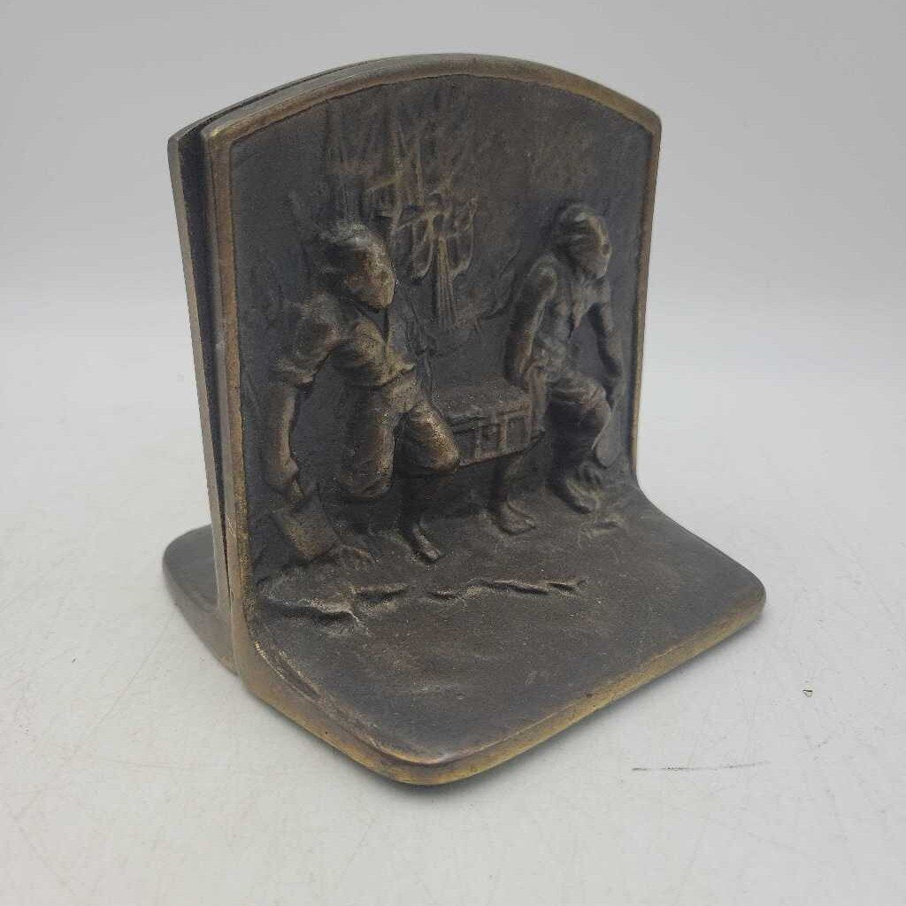 Vintage Pirate carrying treasure chest Bookends (JFH)