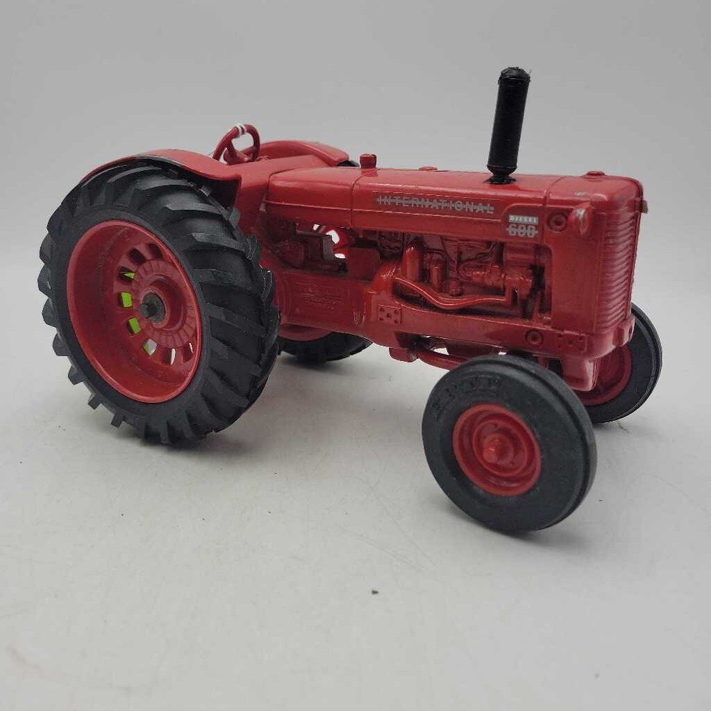 International # 600 Diesel Tractor Model (RAE)