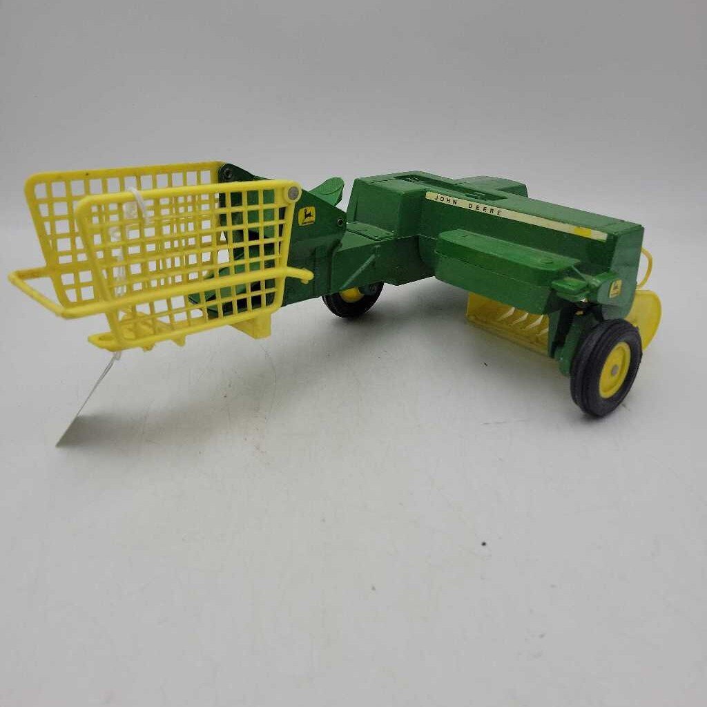 John Deere Ertl Bailer Thrower (RAE)