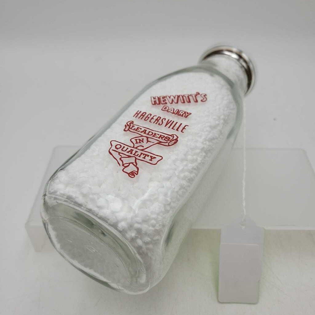 Hewitt's Dairy Pint Milk bottle (DEB)