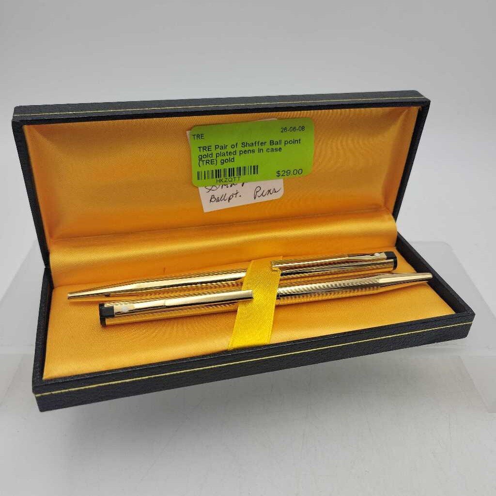 Pair of Shaffer Ball point gold plated pens in case (TRE)