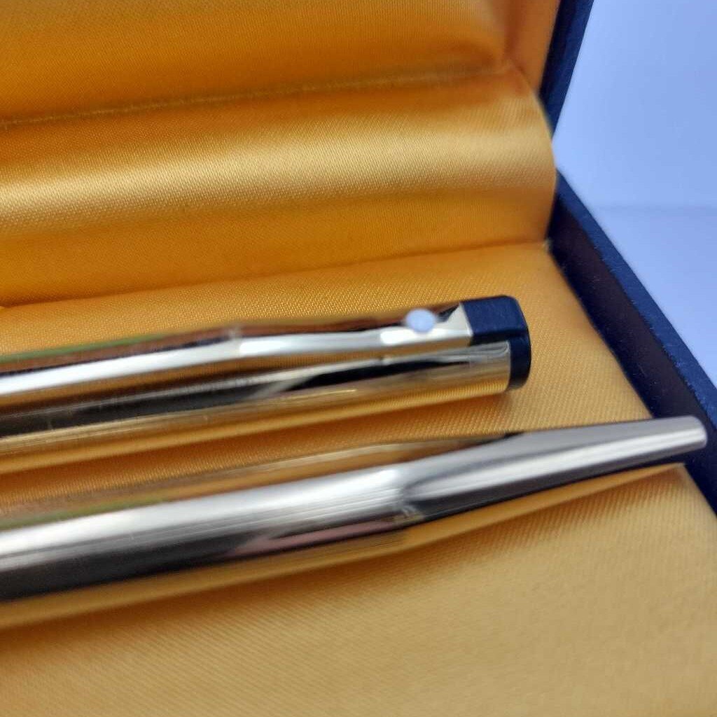 Pair of Shaffer Ball point gold plated pens in case (TRE)