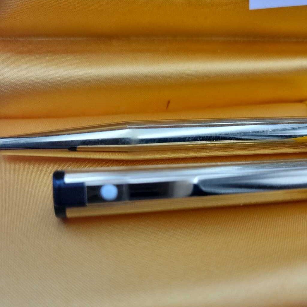 Pair of Shaffer Ball point gold plated pens in case (TRE)