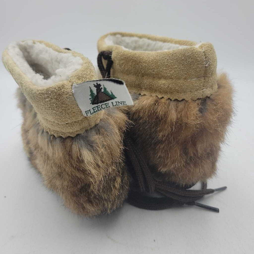 Beaded deerskin boots (US2)