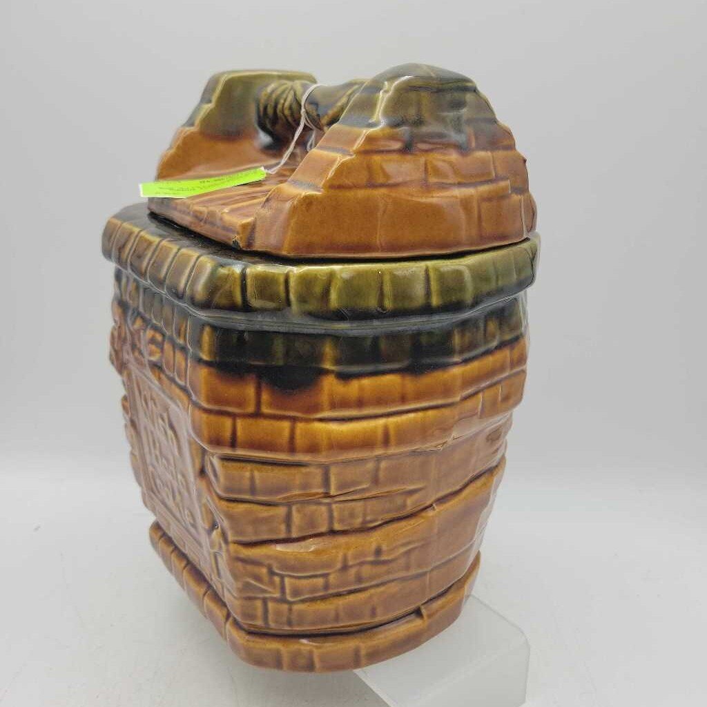 McCoy Pottery Wishing Well Cookie Jar (JL)