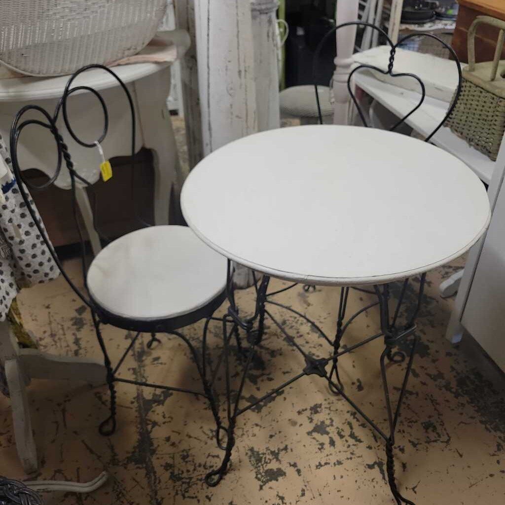 Parlor table with 2 chairs (RB)