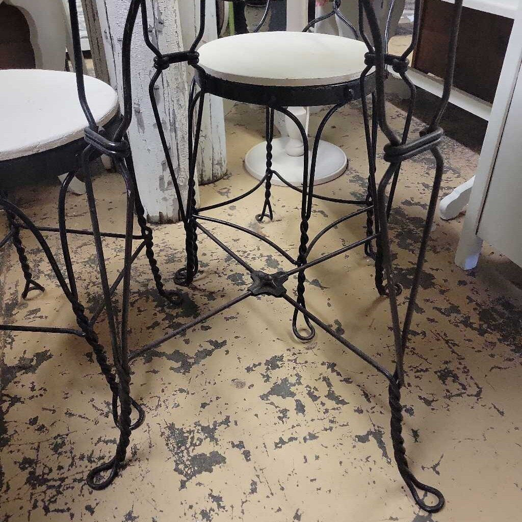 Parlor table with 2 chairs (RB)