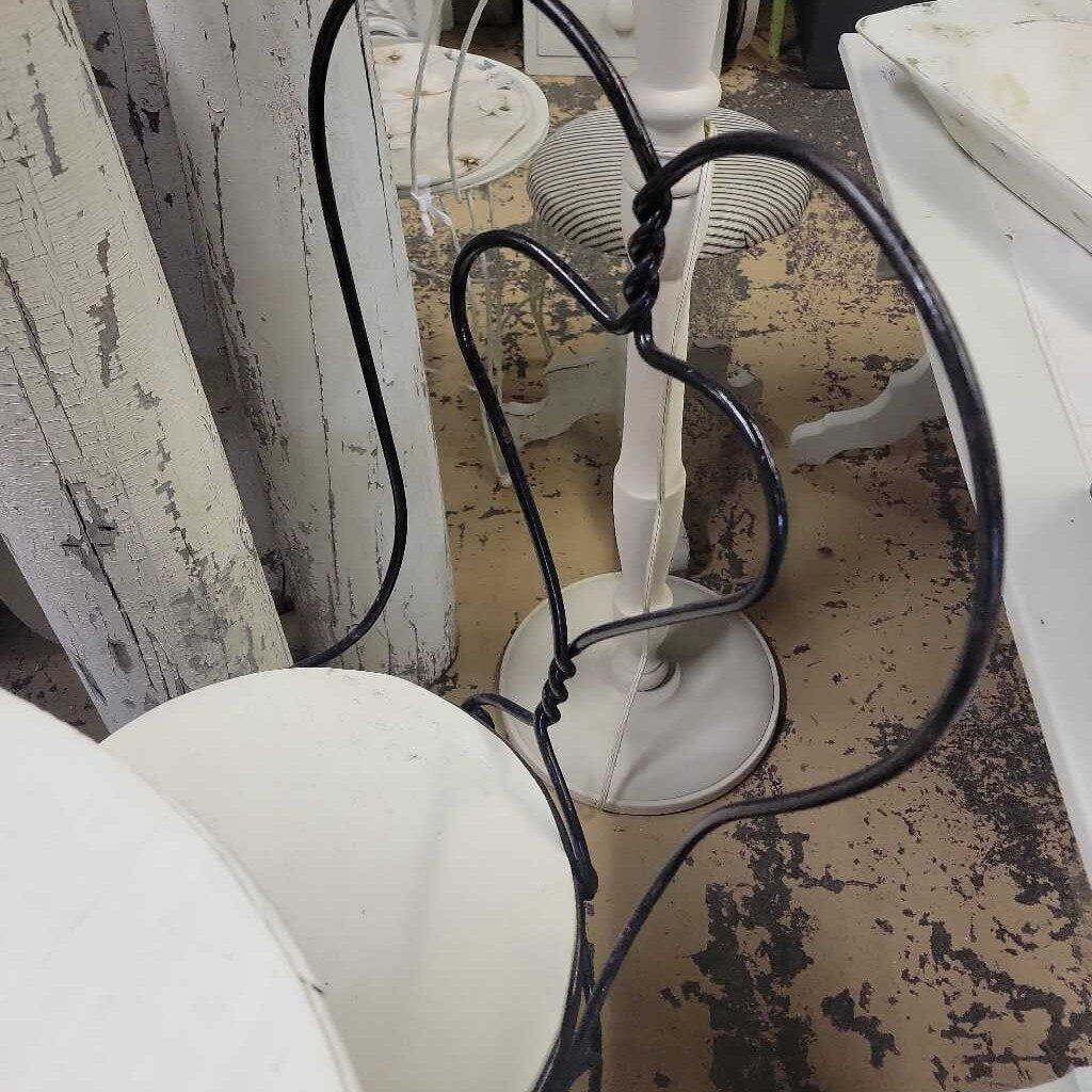 Parlor table with 2 chairs (RB)