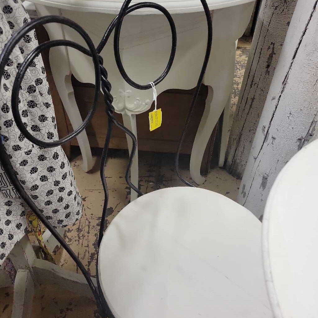 Parlor table with 2 chairs (RB)