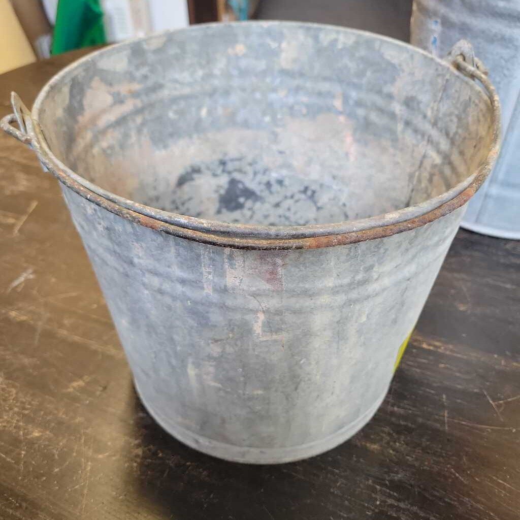 Vintage metal bucket jas