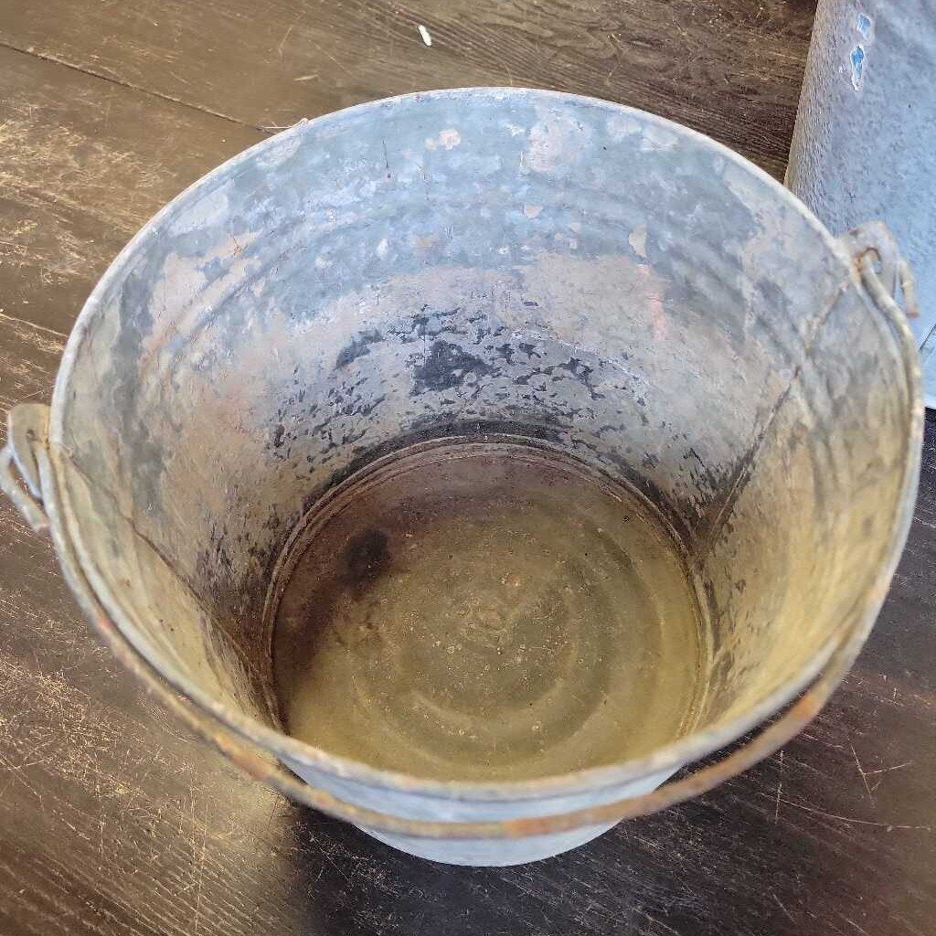 Vintage metal bucket jas