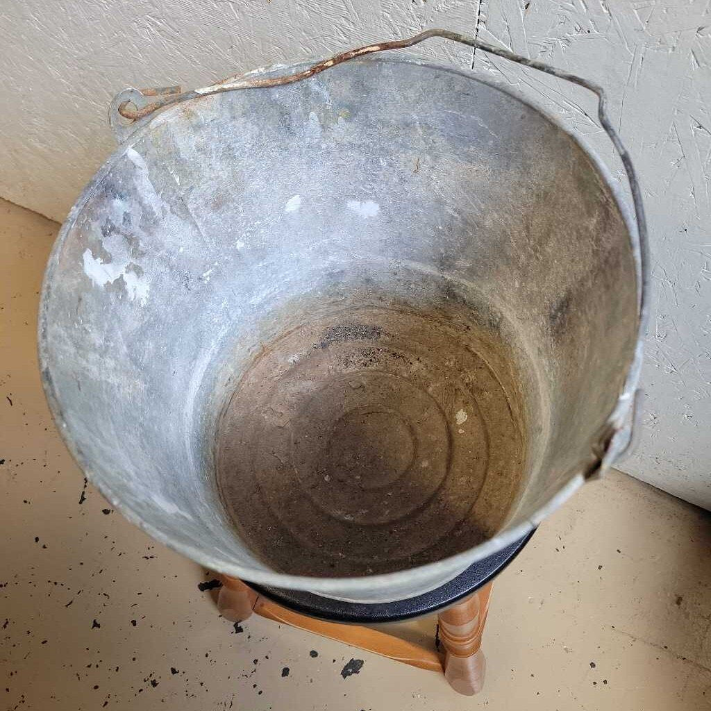 Vintage metal bucket jas