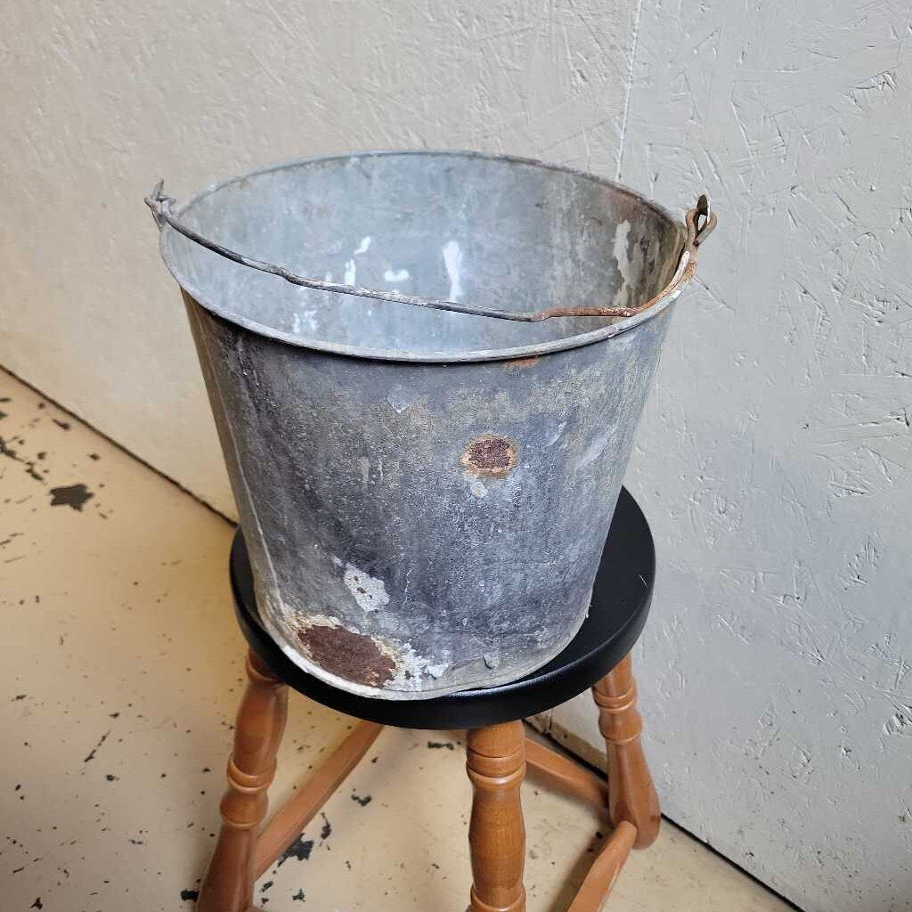 Vintage metal bucket jas