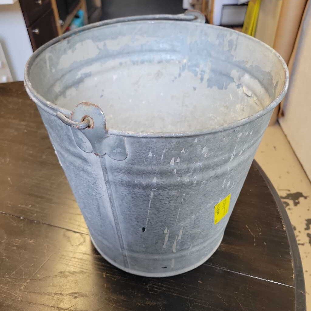 Vintage metal bucket jas