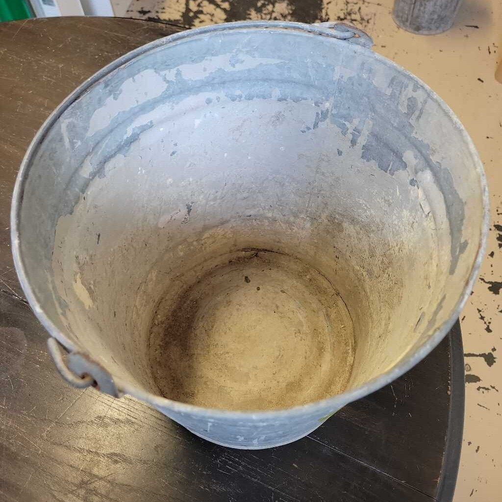 Vintage metal bucket jas