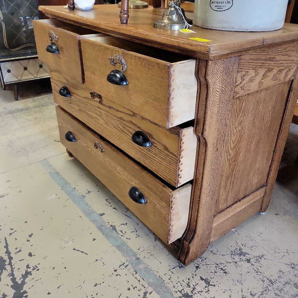 Oak Dresser 4 Drawer's w/ Black Pull Handles (DER)
