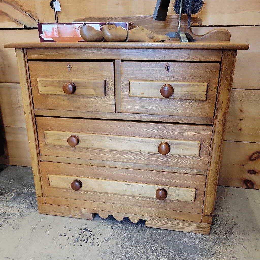 Vintage Pine 4 Drawer Dresser (DER)