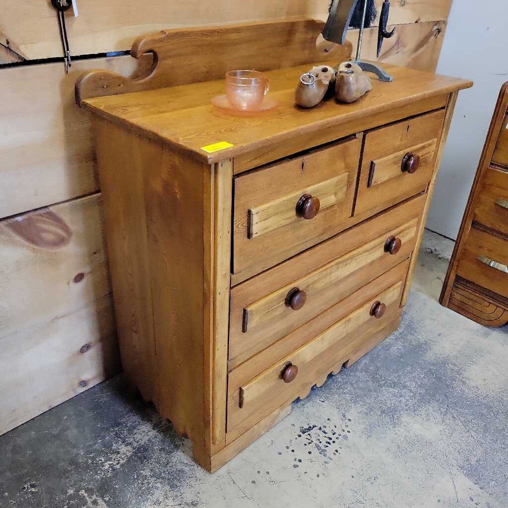 Vintage Pine 4 Drawer Dresser (DER)