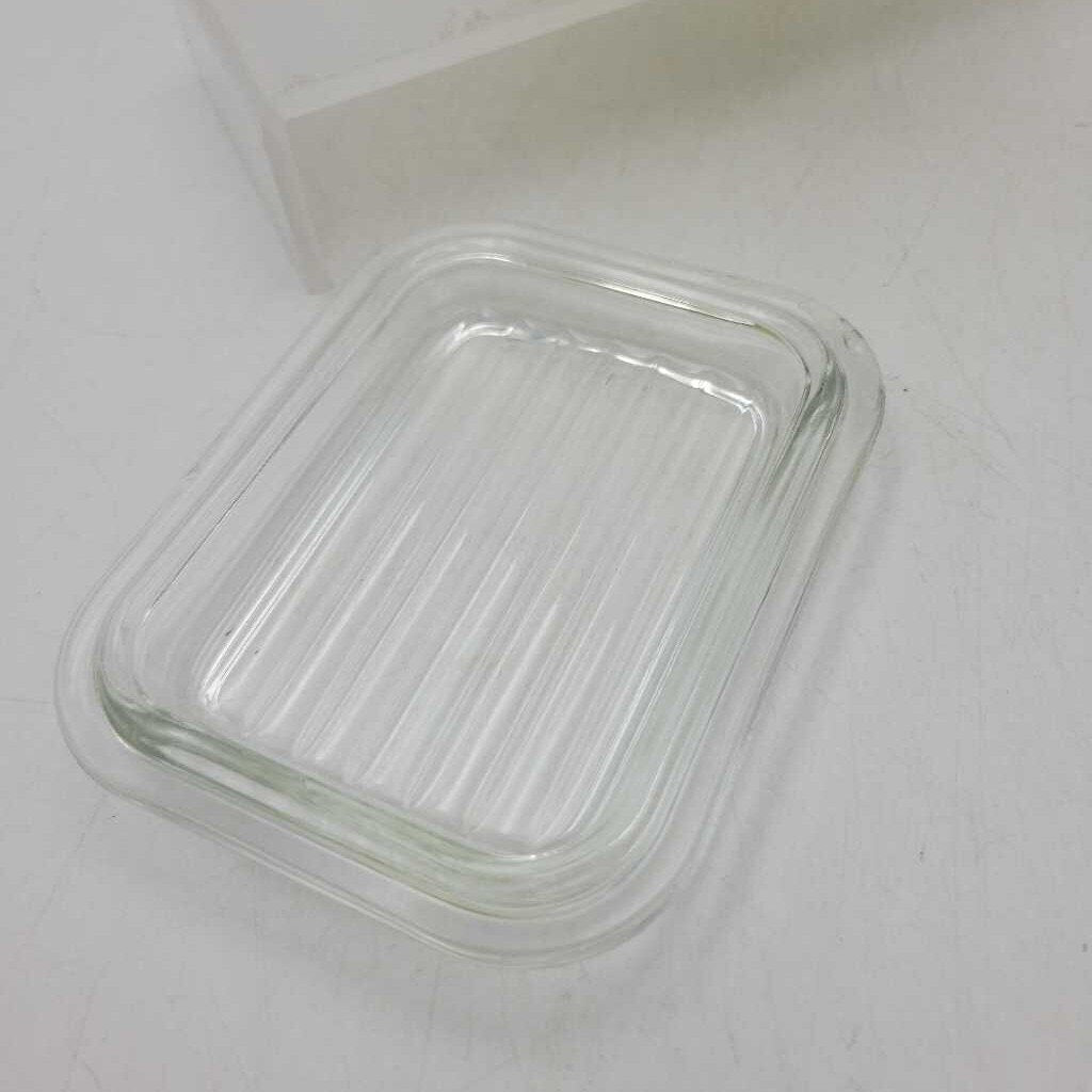 Covered Fridge Pyrex Dish lid has chip (DR)
