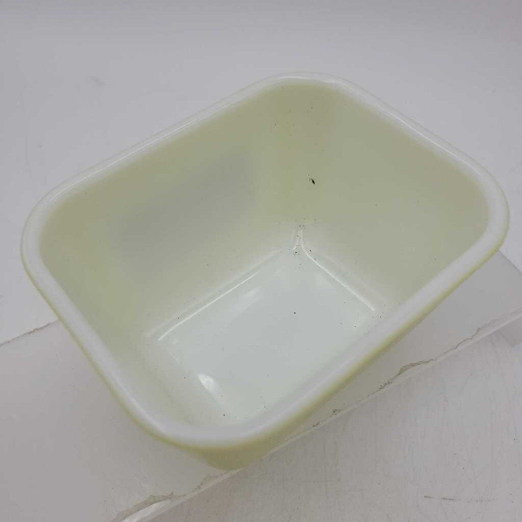 Covered Fridge Pyrex Dish lid has chip (DR)
