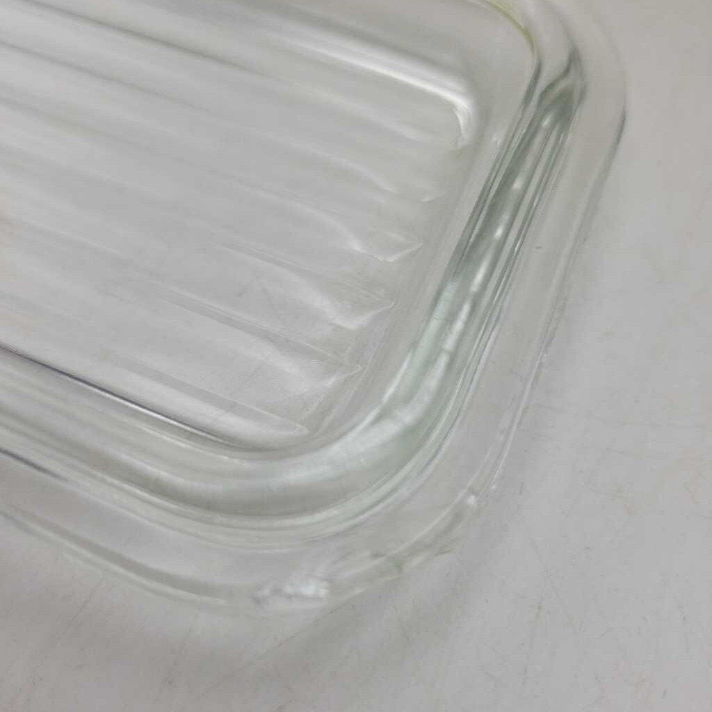 Covered Fridge Pyrex Dish lid has chip (DR)