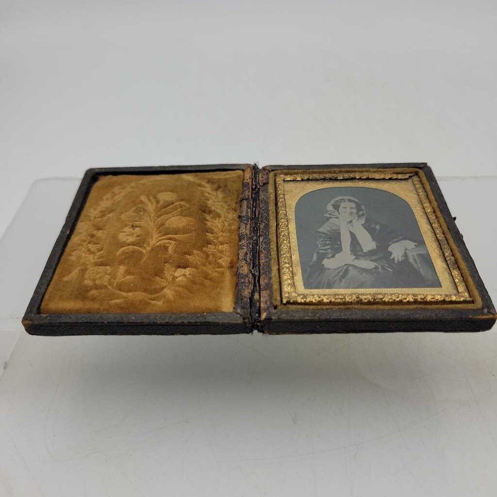 Antique Daguerreotype Cased Victorian Portrait (JL)