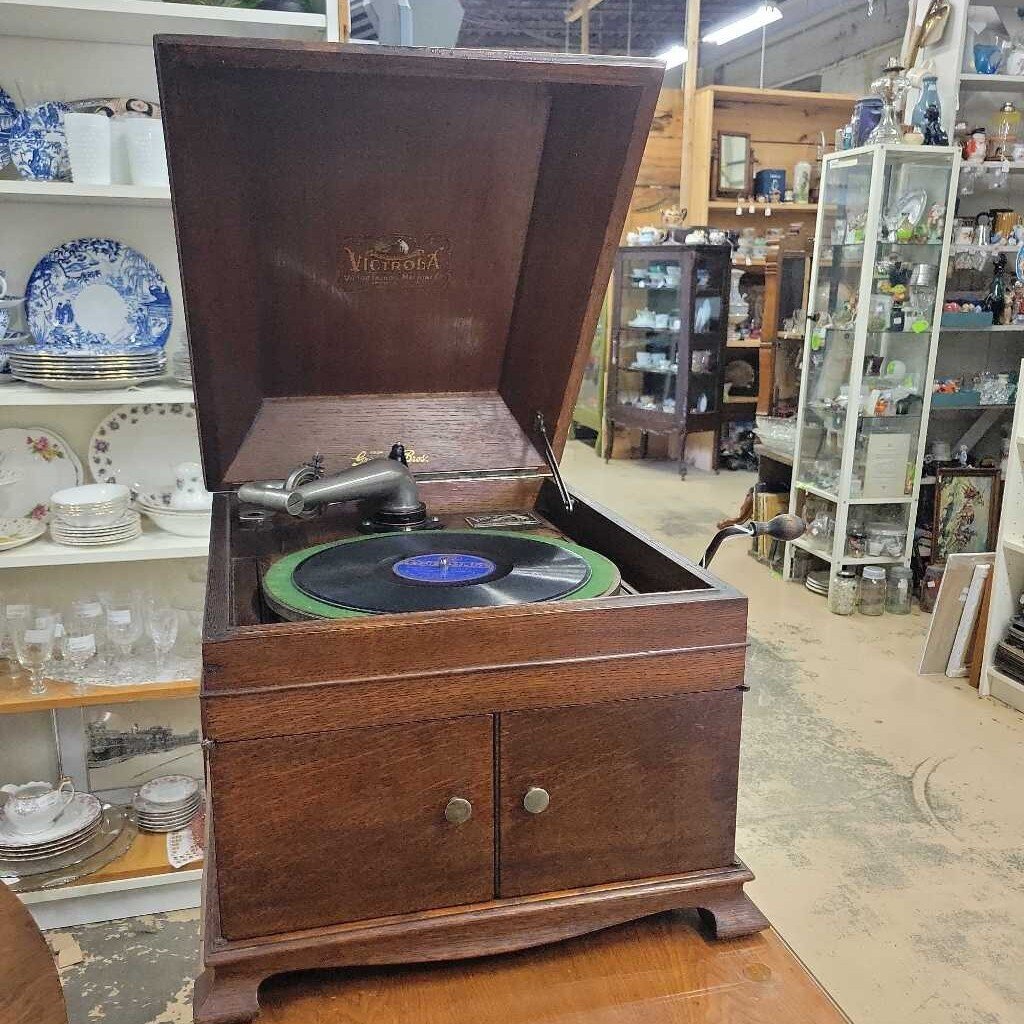 Victrola Record Player Table Model by "Ginnell Bros"(Works) Circa 1920's/w records (YVO) 607