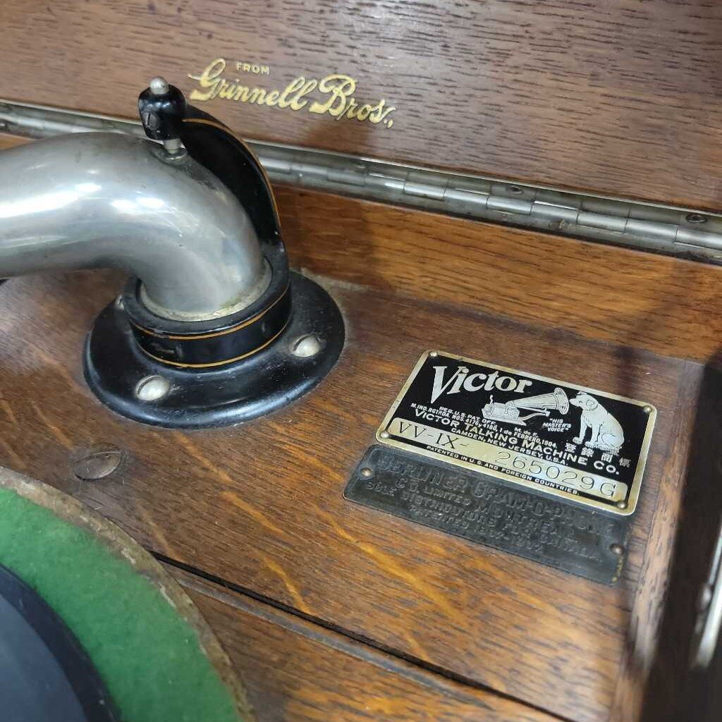Victrola Record Player Table Model by "Ginnell Bros"(Works) Circa 1920's/w records (YVO) 607