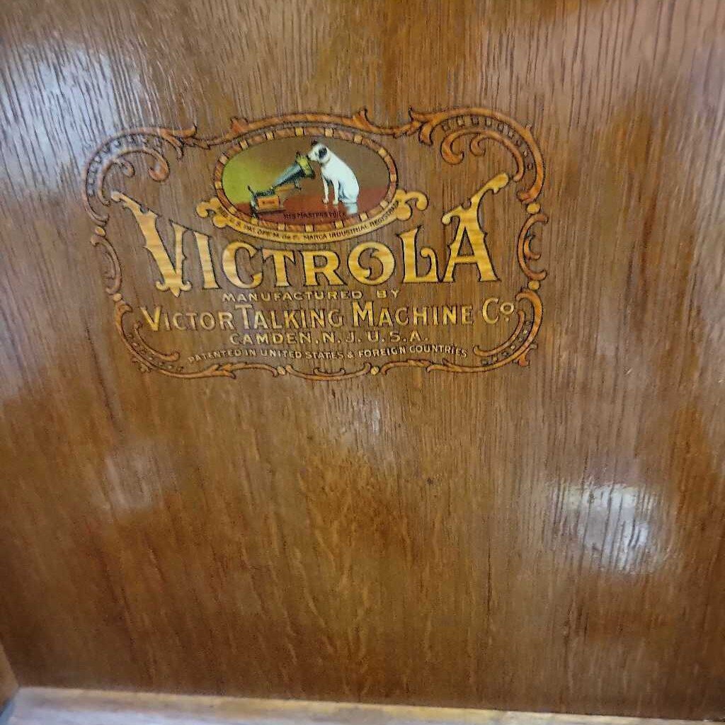 Victrola Record Player Table Model by "Ginnell Bros"(Works) Circa 1920's/w records (YVO) 607