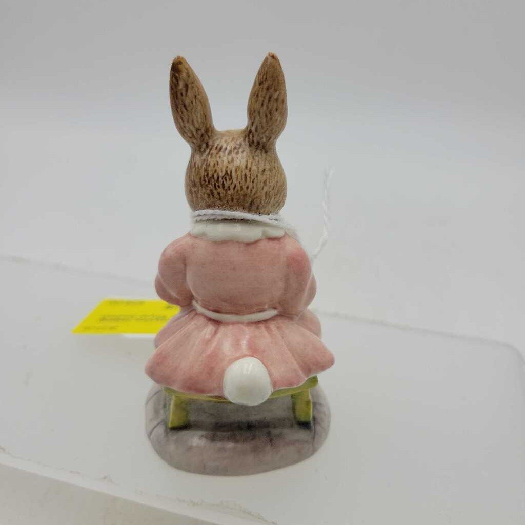 Buntie Bunnykins Helping Mother D82 by Royal Doulton figure (DEB)