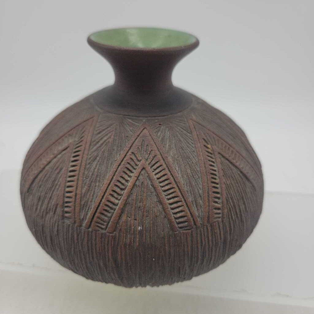Mohawk Pottery Vase Darlene L. Smith 6 nations (DER)