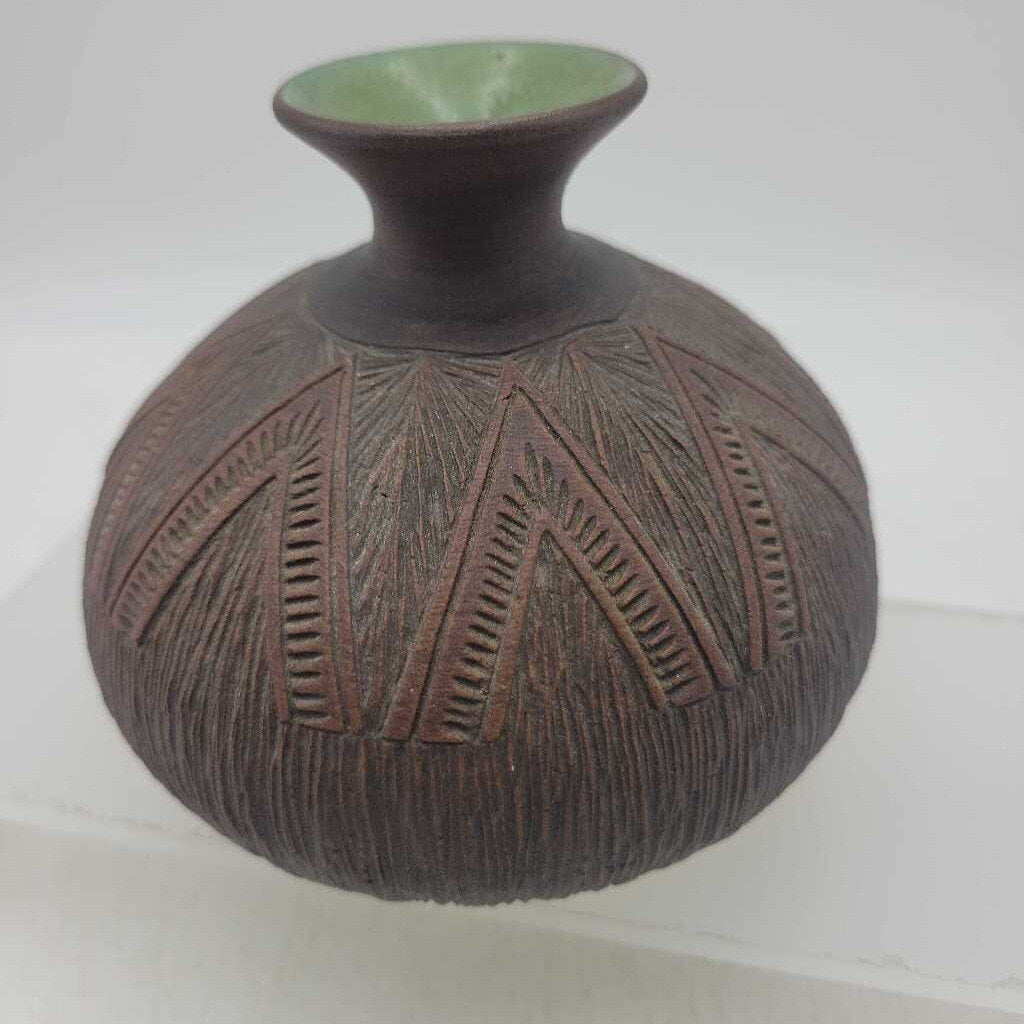 Mohawk Pottery Vase Darlene L. Smith 6 Nations (DER)