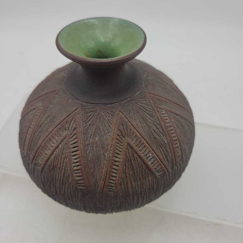 Mohawk Pottery Vase Darlene L. Smith 6 nations (DER)
