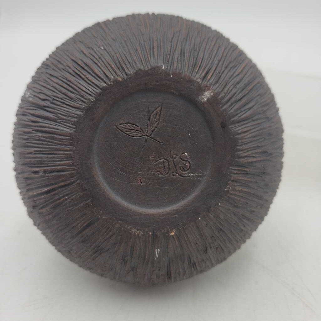 Mohawk Pottery Vase Darlene L. Smith 6 nations (DER)