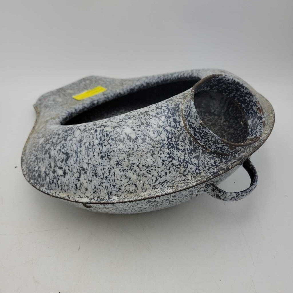 Antique enamel bed pan (WR)