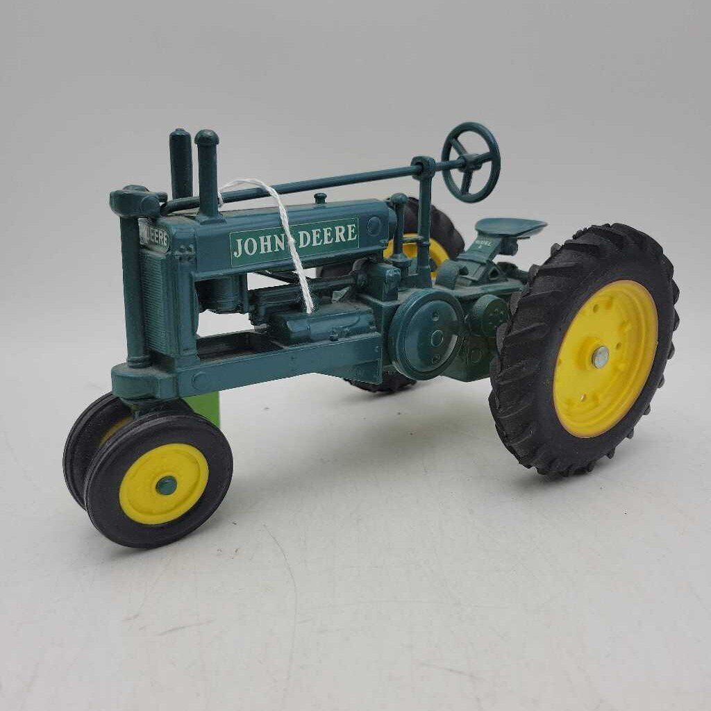 Ertl John Deere model A 1/16 Tractor 1/16 Scale (DMG) 1423