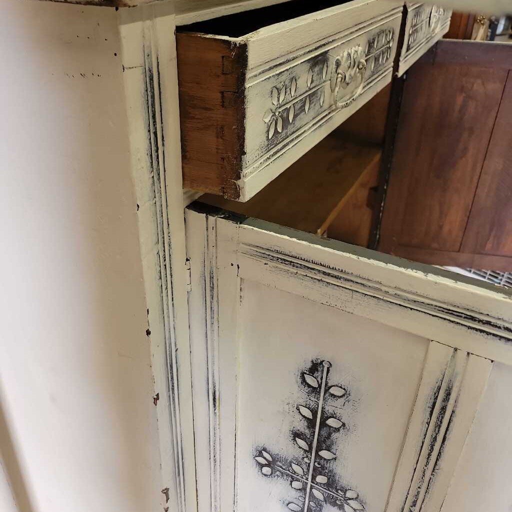 Rustic Painted White Flat To The Wall (YV0) (608)