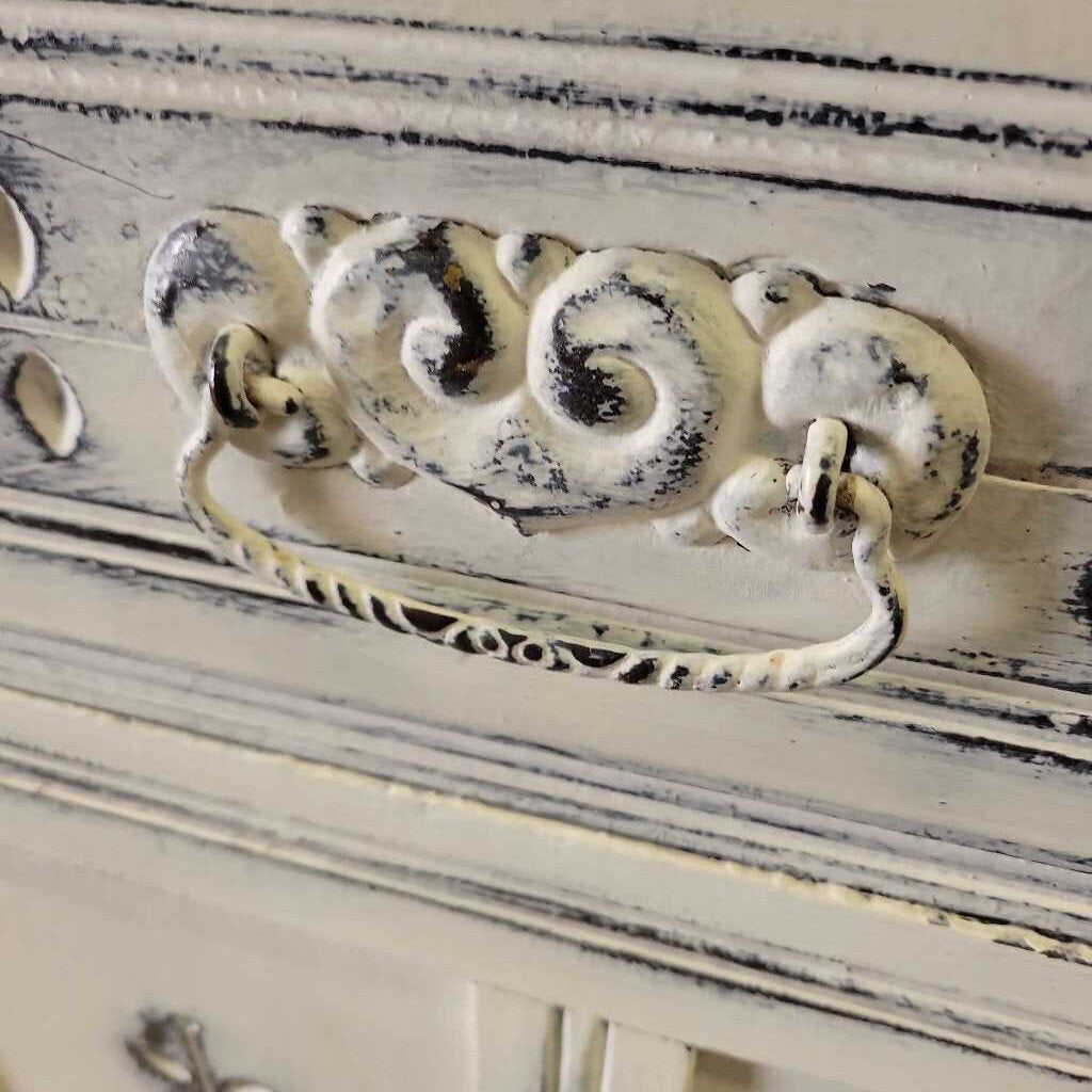 Rustic Painted White Flat To The Wall (YV0) (608)