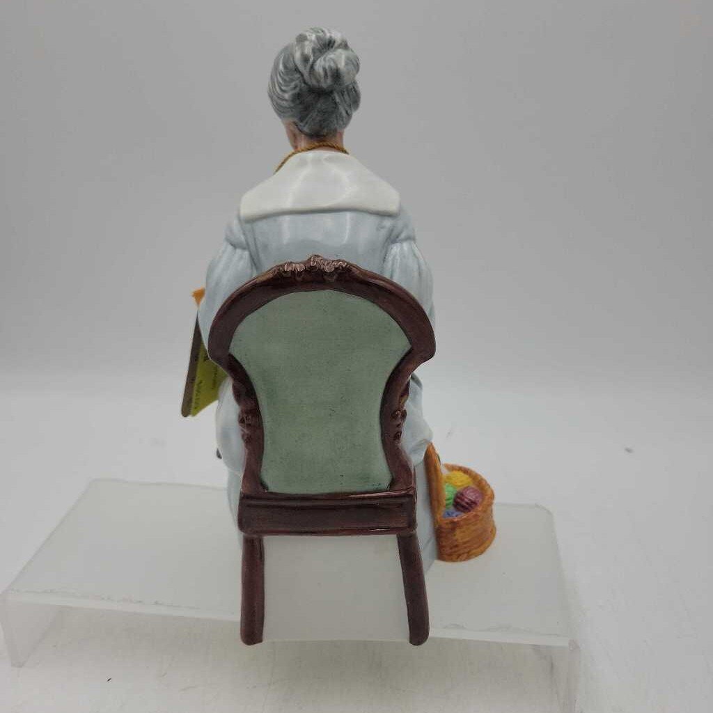 Royal Doulton Embroidering HN2855 (HAUS)