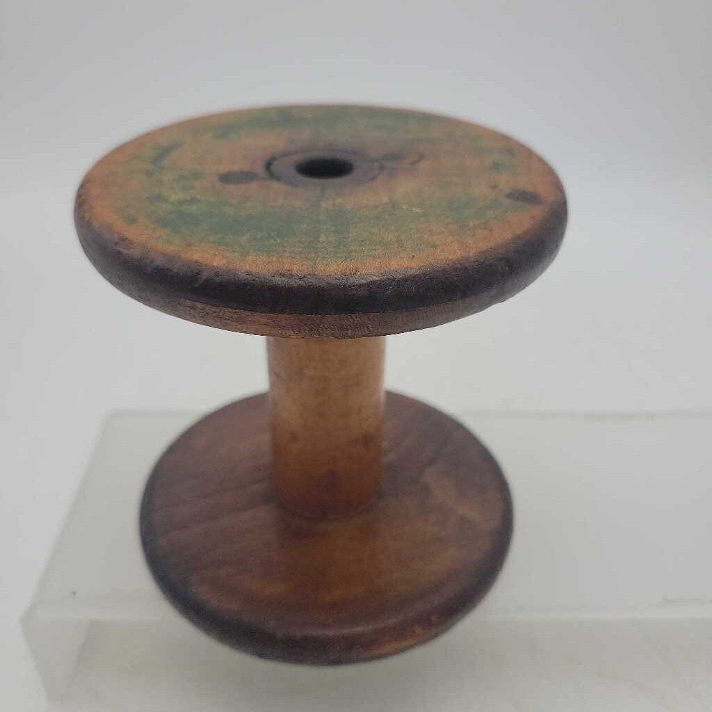 Small Spool with Yarn (YVO) (608)