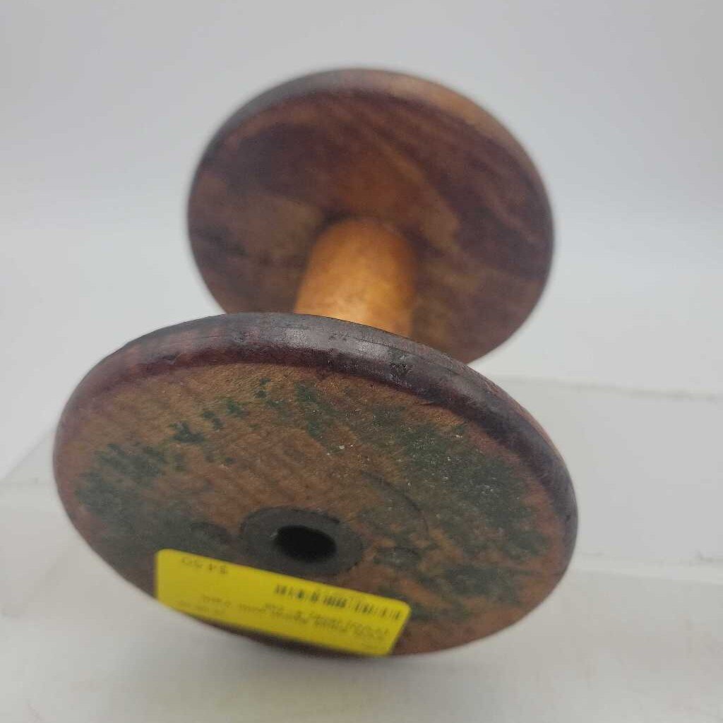 Small Spool with Yarn (YVO) (608)
