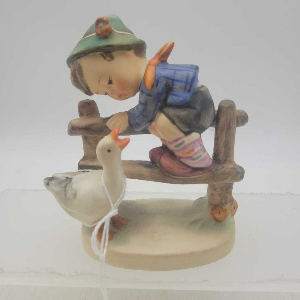 Hummel "Barnyard Hero" #195 (DEB)