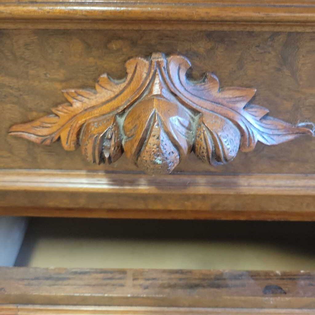 Victorian Walnut 5 Drawer Dresser (DER)