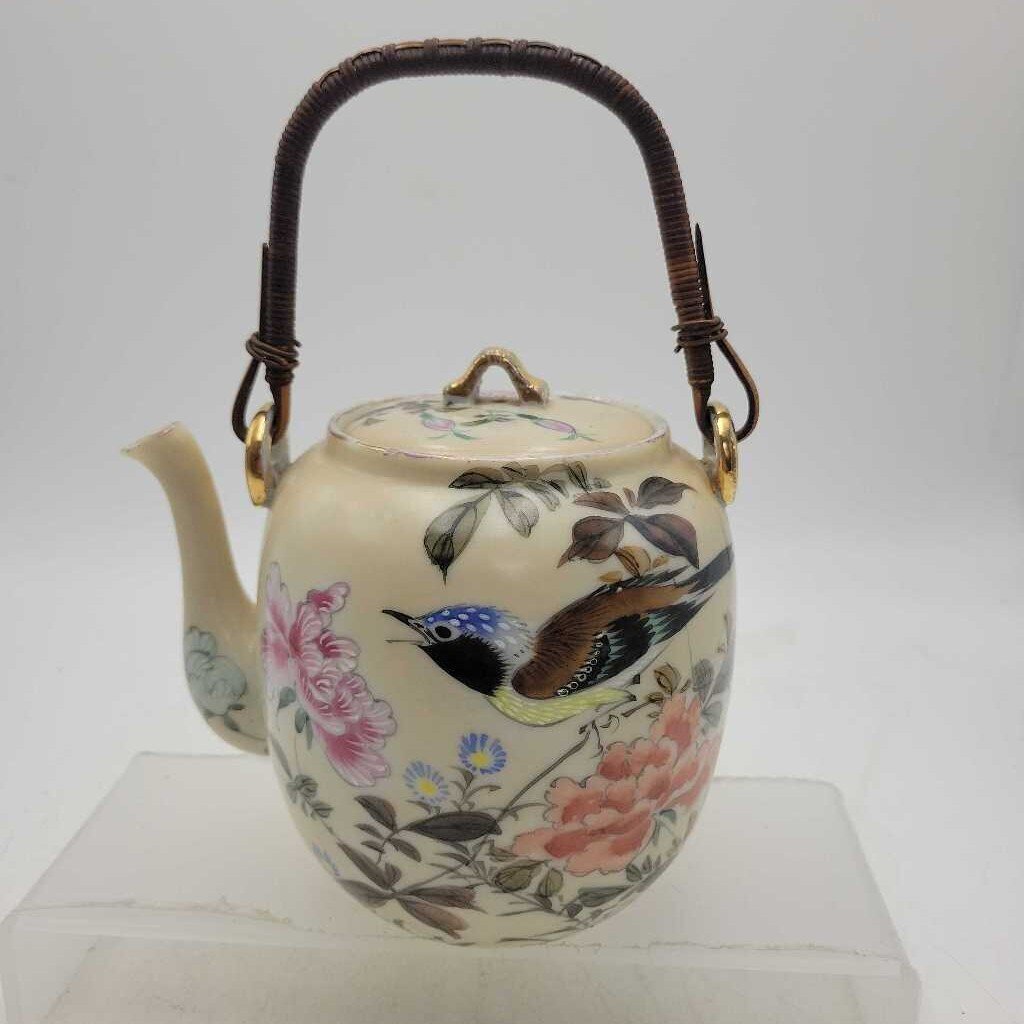 Vintage Asian Painted Porcelain Teapot (YVO) (609)