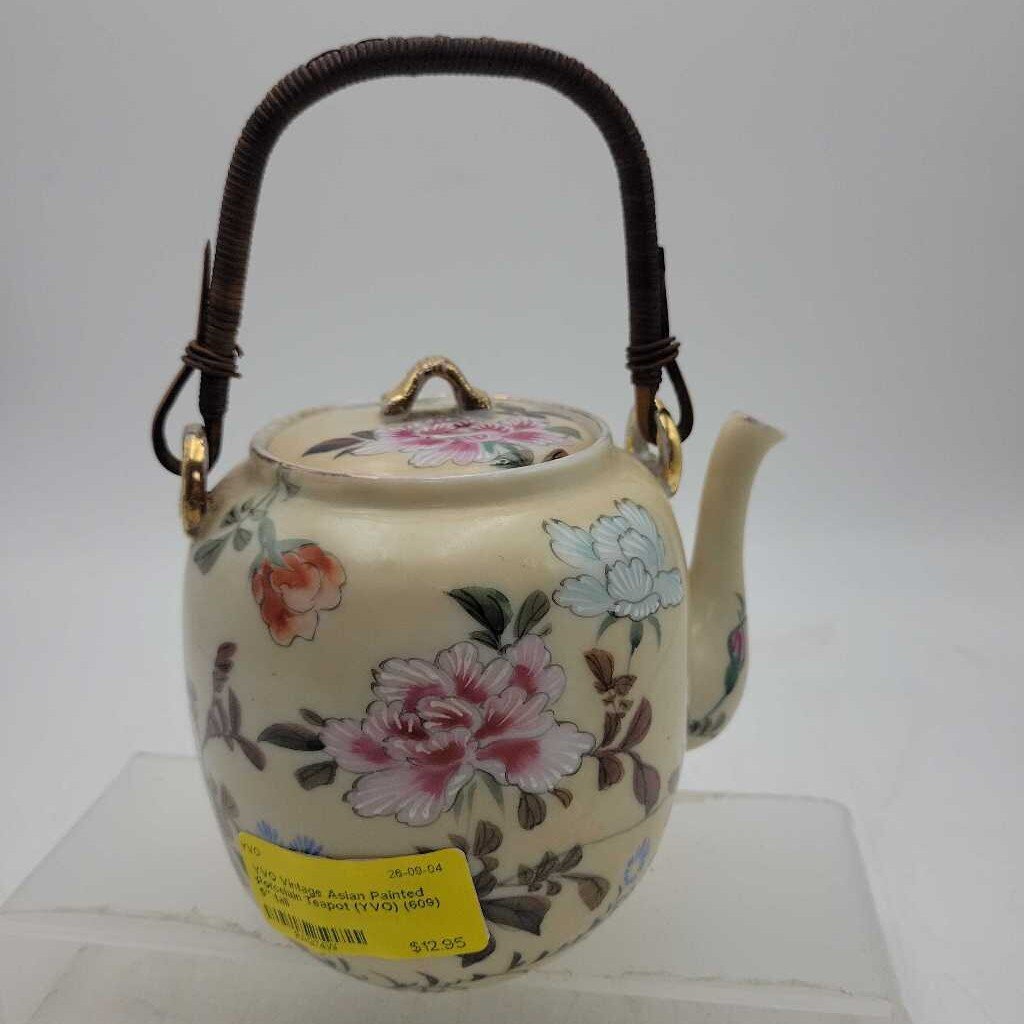 Vintage Asian Painted Porcelain Teapot (YVO) (609)