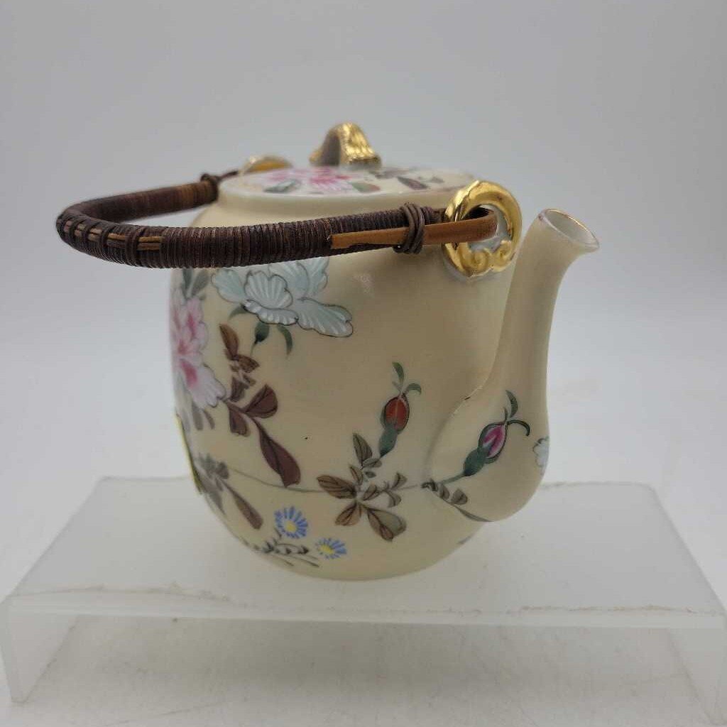 Vintage Asian Painted Porcelain Teapot (YVO) (609)